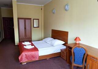 Отель Hotel Omega Острув-Велькопольски Двухместный номер с 2 отдельными кроватями-8