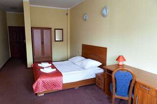 Отель Hotel Omega Острув-Велькопольски Номер Делюкс с кроватью размера «king-size»-1
