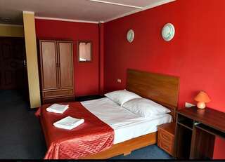 Отель Hotel Omega Острув-Велькопольски Двухместный номер с 2 отдельными кроватями-2
