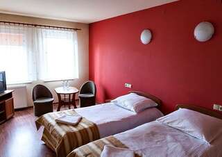 Отель Hotel Omega Острув-Велькопольски Двухместный номер с 2 отдельными кроватями-3