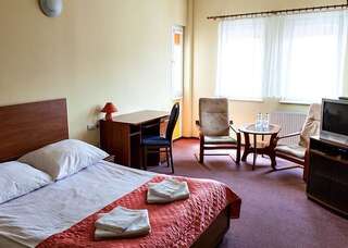 Отель Hotel Omega Острув-Велькопольски Двухместный номер с 2 отдельными кроватями-6